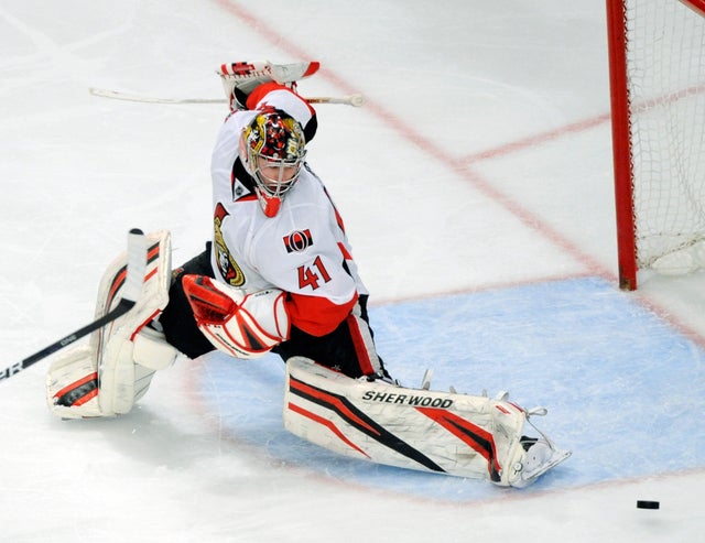 Craig Anderson makes a save against the Rangers 