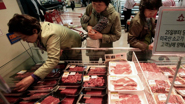 South Korean shoppers look at domestic and Australian beef on the shelves at a Lotte Mart store in Seoul, South Korea, April 25, 2012. 