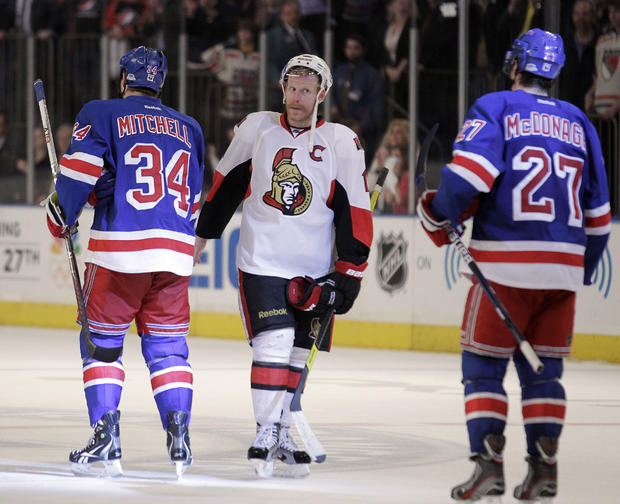 Daniel Alfredsson shakes hands with New York Rangers 