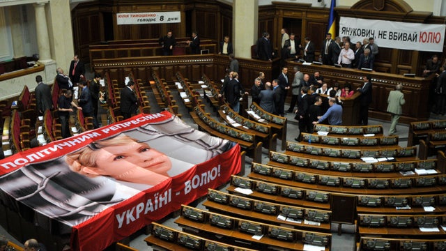 A banner placed on seats of opposition lawmakers protesting the arrest of Ukraine's former Prime Minister Yulia Tymoshenko, during a session in Kiev, Ukraine, April 27, 2012. 