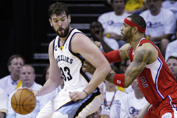 Marc Gasol  is defended by Kenyon Martin 