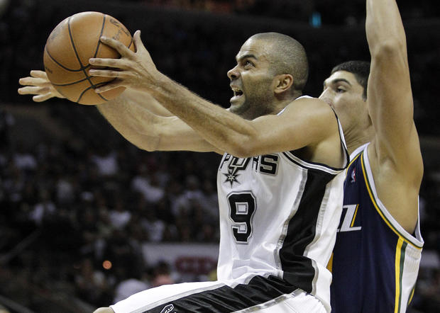 Tony Parker is defended by Enes Kanter 