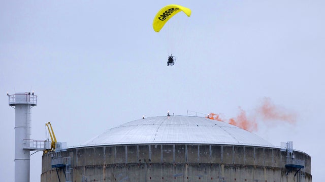 france, paraglider, nuclear plant, greenpeace 