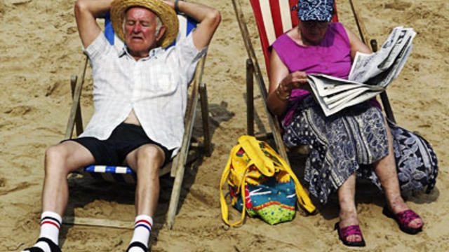 elderly_retired_couple_on_beach_72499373.jpg 