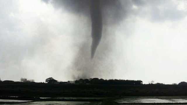 Japan_Tornado_AP12050608123.jpg 