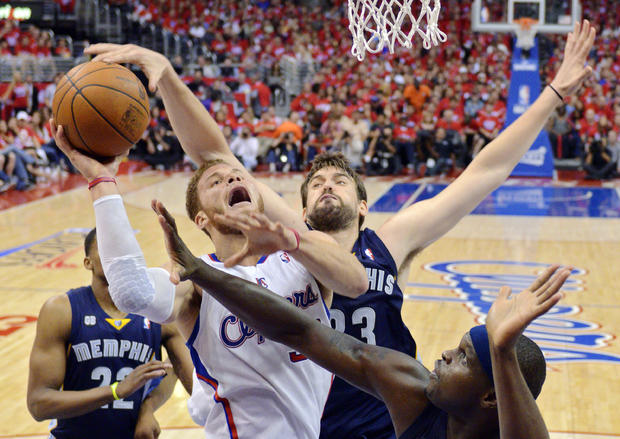 Blake Griffin shoots as Marc Gasol and Zach Randolph defend 