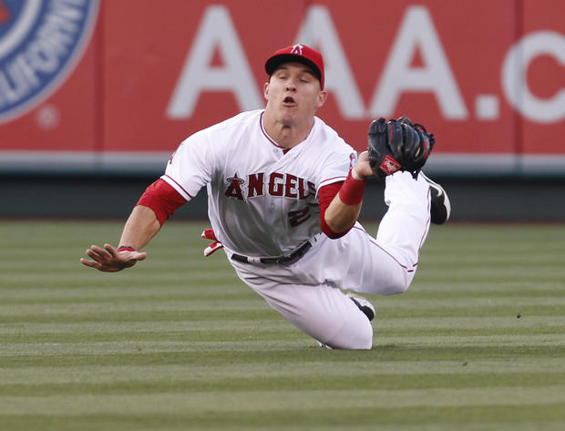 Mike Trout makes a diving catch off a fly ball 