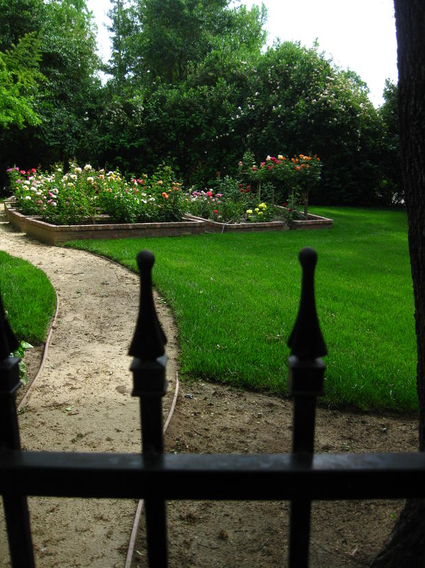 gated-rose-garden.jpg 