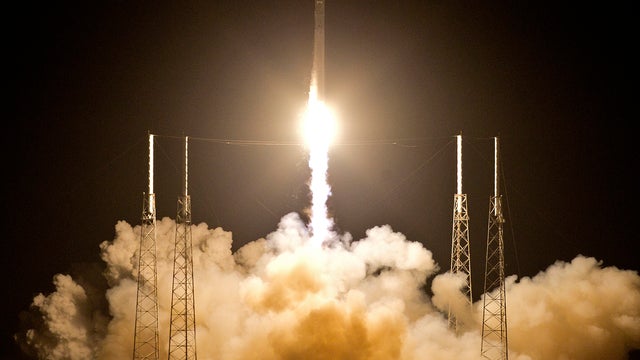 Hawthorne, California: Exterior View of SpaceX Headquarters 