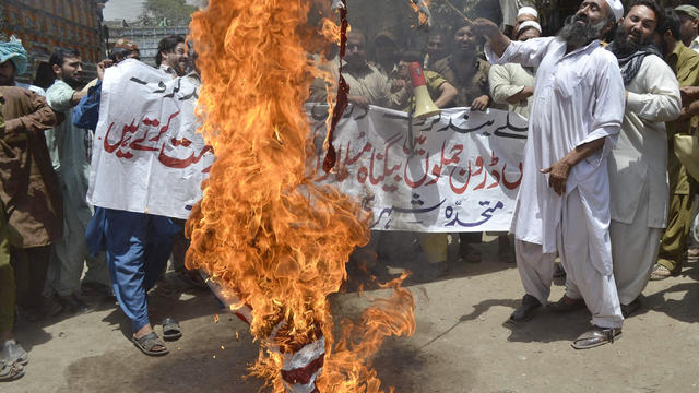 Pakistan, Taliban, militants, protest, flag burning, 