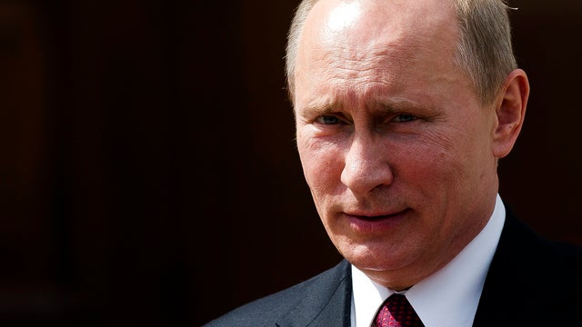 Russian President Vladimir Putin arrives for a meeting at Bellevue Palace in Berlin June 1, 2012. 