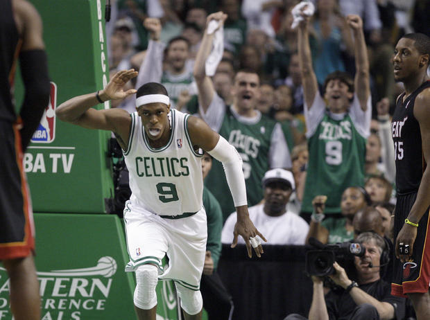  Rajon Rondo reacts in front of Mario Chalmers 
