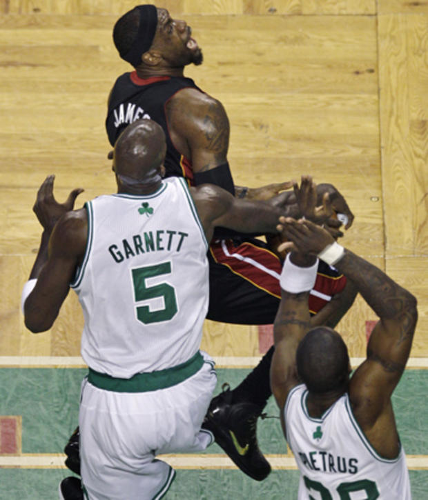 Kevin Garnett and Mikael Pietrus try to stop LeBron James  