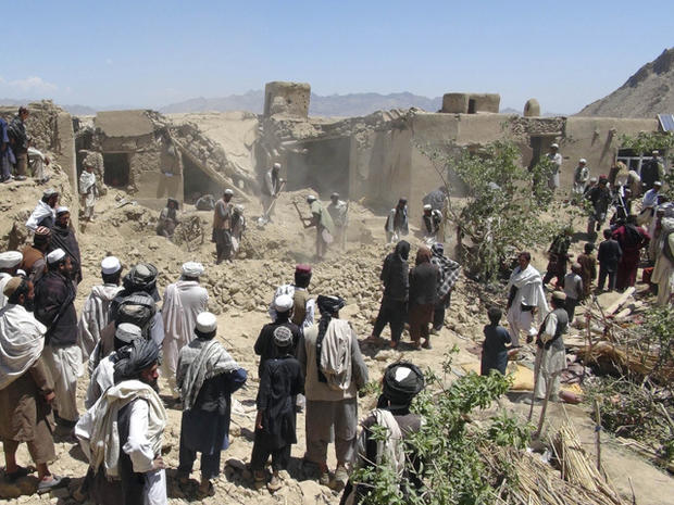 Afghans at scene of apparent air strike 