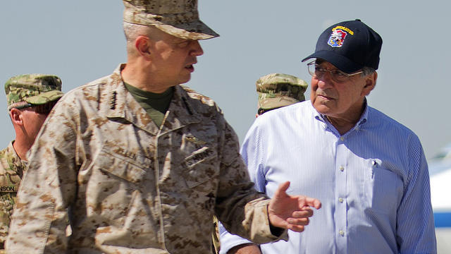 Leon Panetta speaks with Gen. John Allen upon arrival in Kabul 