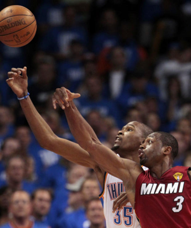 Kevin Durant and Dwyane Wade chase a loose ball  