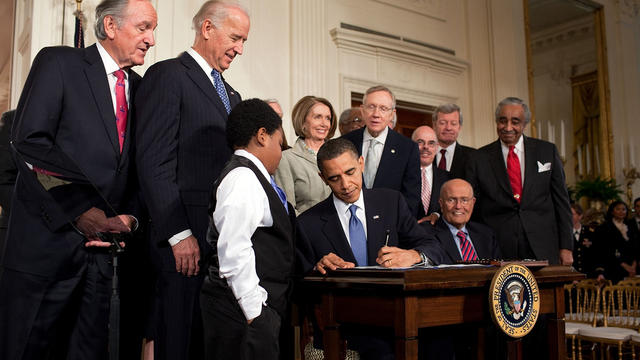 Obama_signs_health_care-20100323.jpg 