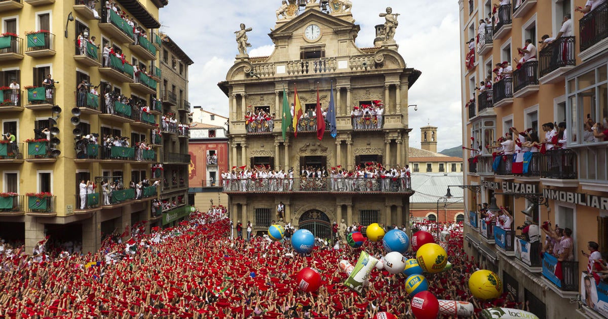 Spain's running of the bulls kicks off - CBS News