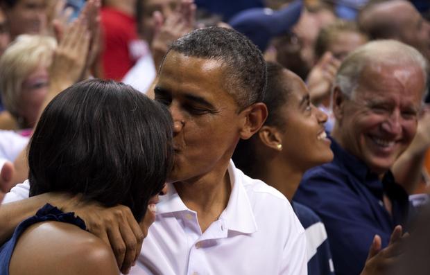 Obama_kiss.JPG 