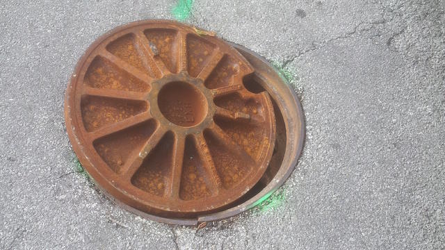 broken-manhole-cover-0730.jpg 