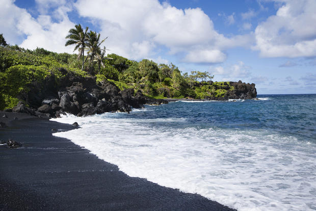 1-waianapanapa-black-sand-beach-hawaii.jpg 