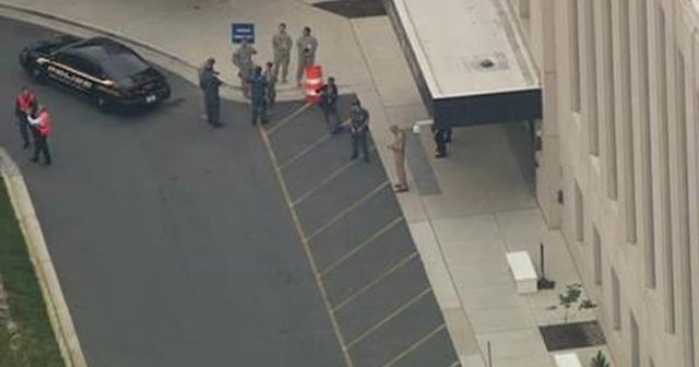 Walter Reed swept for bomb amid scare - CBS News