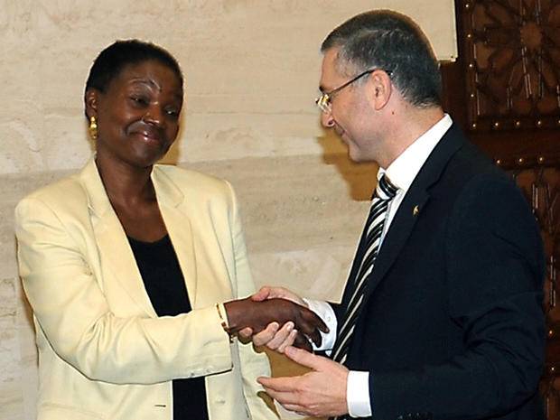 United Nations' humanitarian chief Valerie Amos meets a Syrian opposition member 