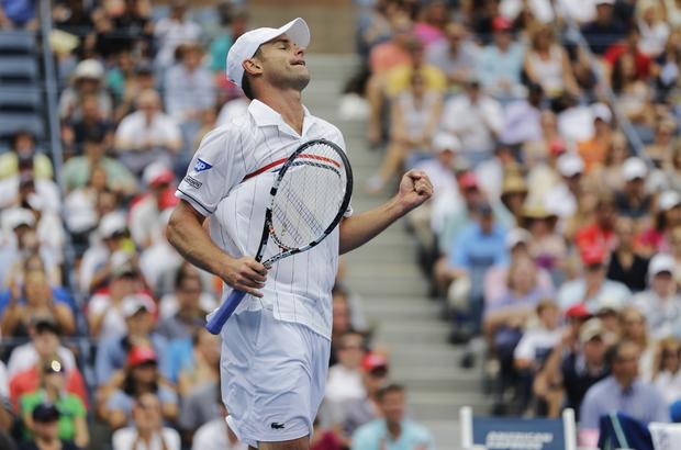 Andy Roddick reacts during his match against Italy's Fabio Fognini 