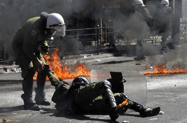 19-GreeceProtestCrisis.jpg 