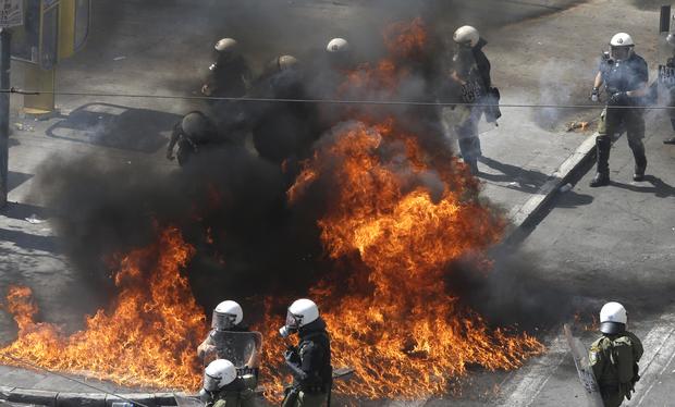 26-GreeceProtestCrisis.jpg 