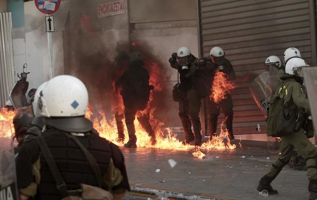 30-GreeceProtestCrisis.jpg 