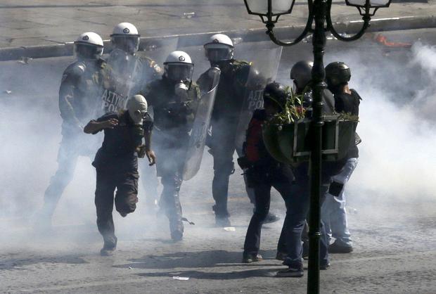 28-GreeceProtestCrisis.jpg 