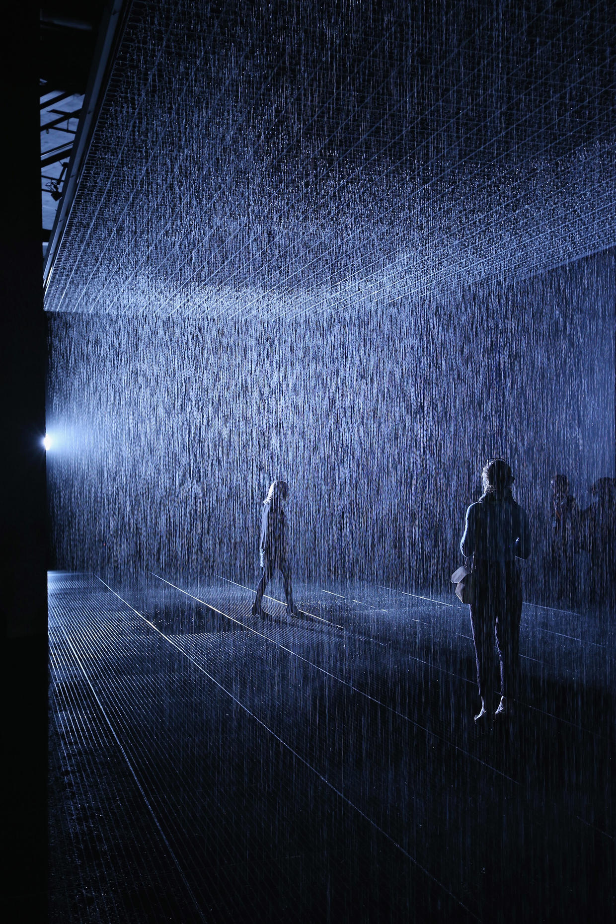 Rain room. Комната дождя. Дождевая комната. Комната под дождем. Комната дождя в Лондоне.