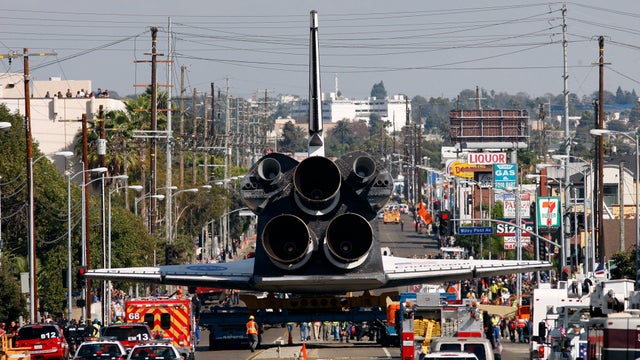 Shuttle Endeavour begins slow trek to retirement 