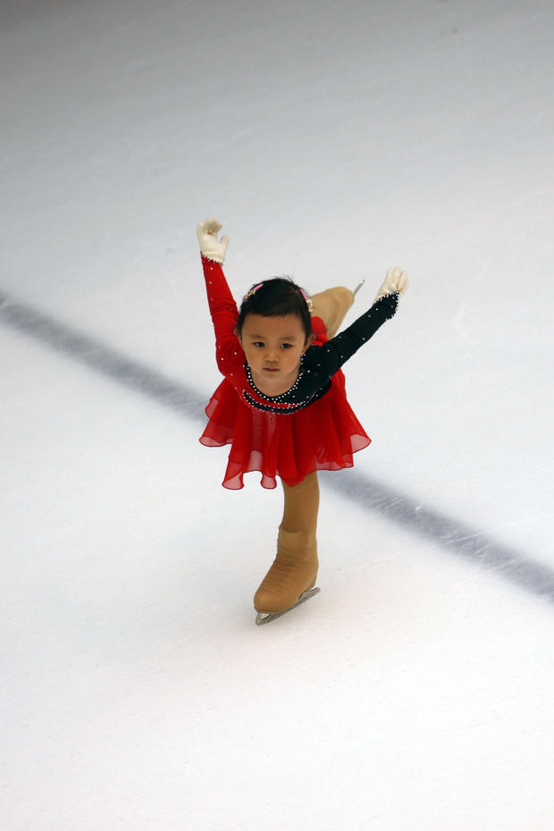 little-girl-ice-skating 