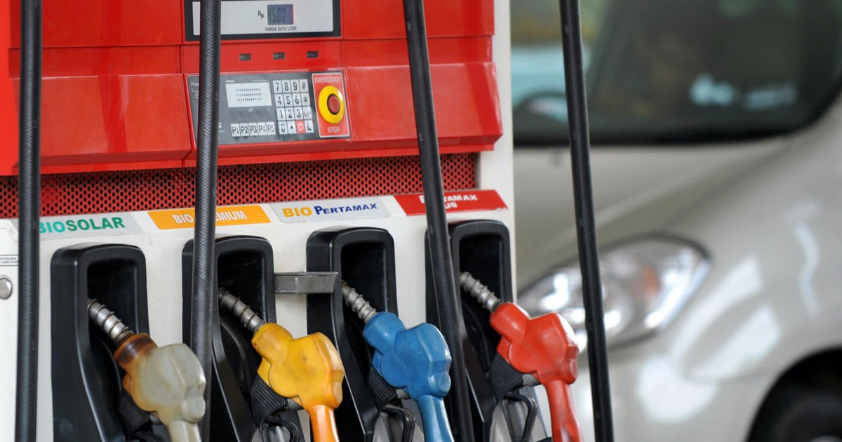 Gas pump prices fall in wake of Sandy - CBS News