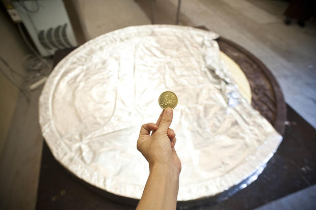 italy-largest-chocolate-coin6373.jpg 