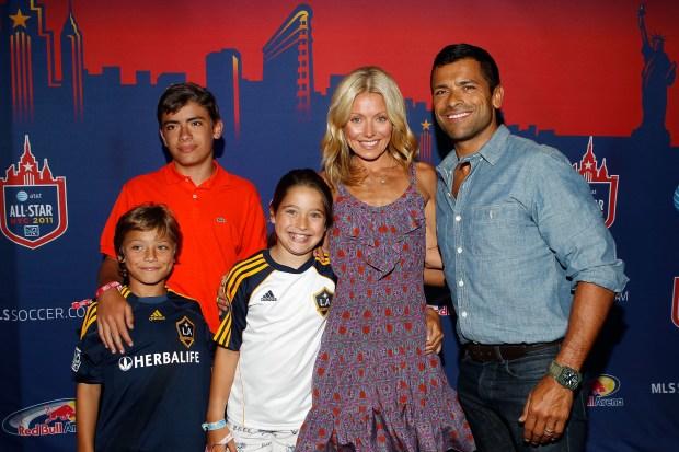 119979476-mike-stobe-kelly-ripa-2nd-r-her-husband-mark-consuelos-r-and-their-kids-smiles.jpg 