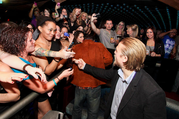 charlie-hunnam-and-fans-2.jpg 