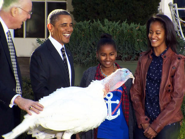 Obama with daughters and turkey 