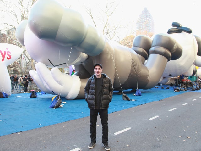 KAWS x Macys Parade ポスター KAWS x Macys Parade ポスター Street artist KAWS reaches new