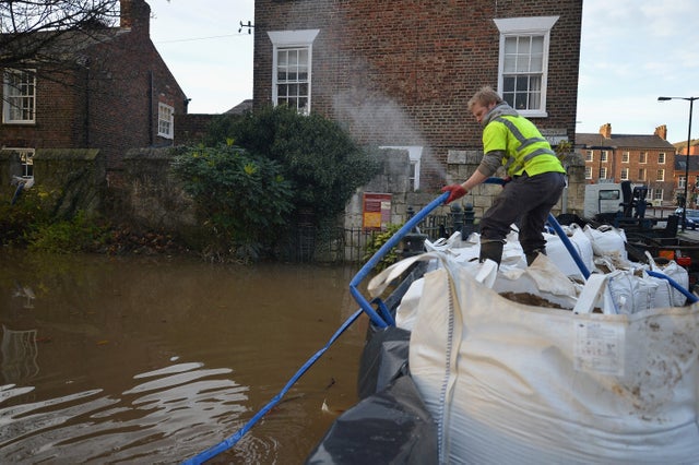 07-UKFloodingNov27.jpg 