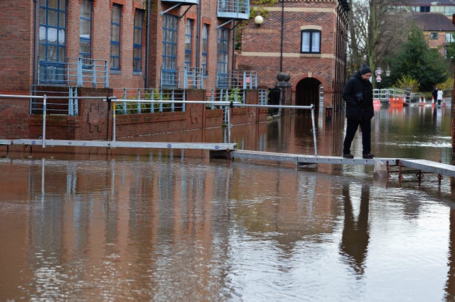 08-UKFloodingNov27.jpg 