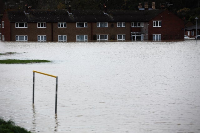25-UKFloodingNov27.jpg 