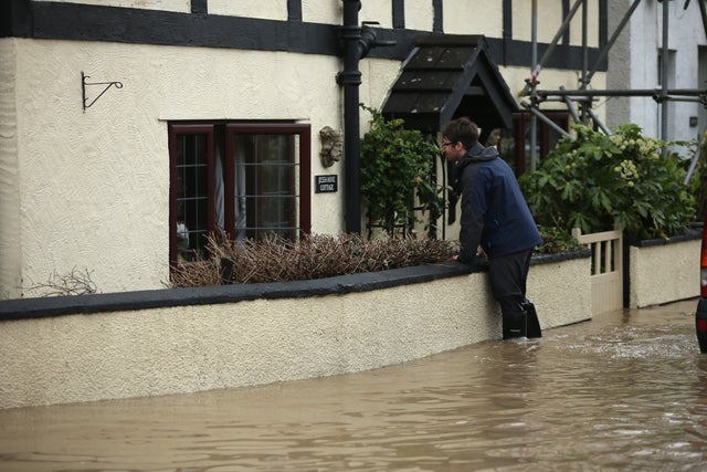 28-UKFloodingNov27.jpg 