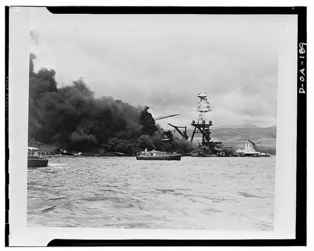 LOC_PEARL_HARBOR_USS_ARIZONA_FIRE.jpg 