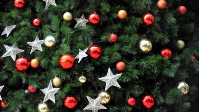 christmas-tree-decorations-ornaments_136081272.jpg 