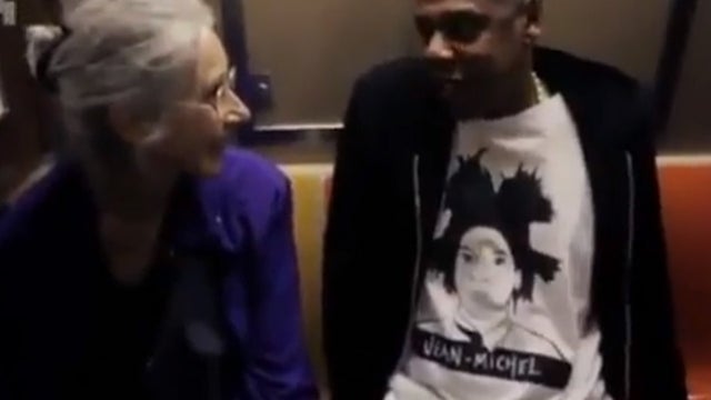 Rapper Jay-Z signs copies of his book 'Decoded' at Barnes & Noble, 5th Avenue on November 17, 2010 in New York City. (Photo by Astrid Stawiarz/Getty Images)  