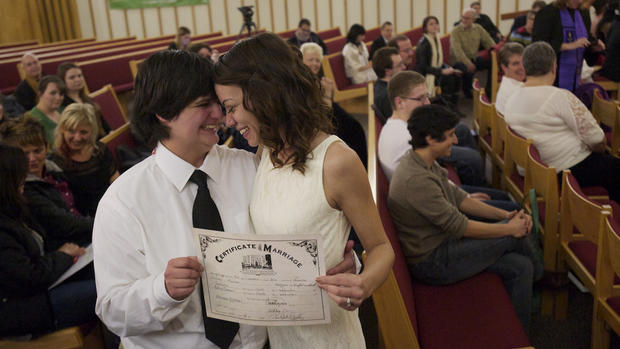 Same-sex couples get married in Wash. 