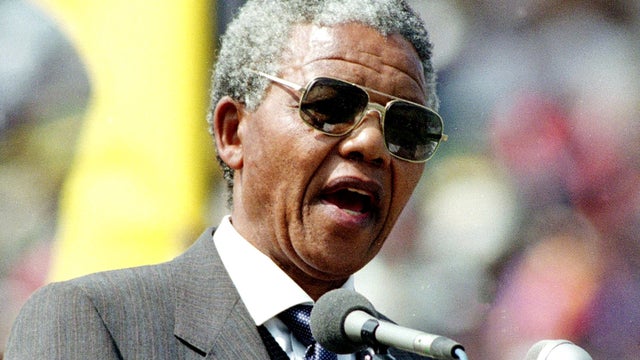 Nelson Mandela remains hospitalized 